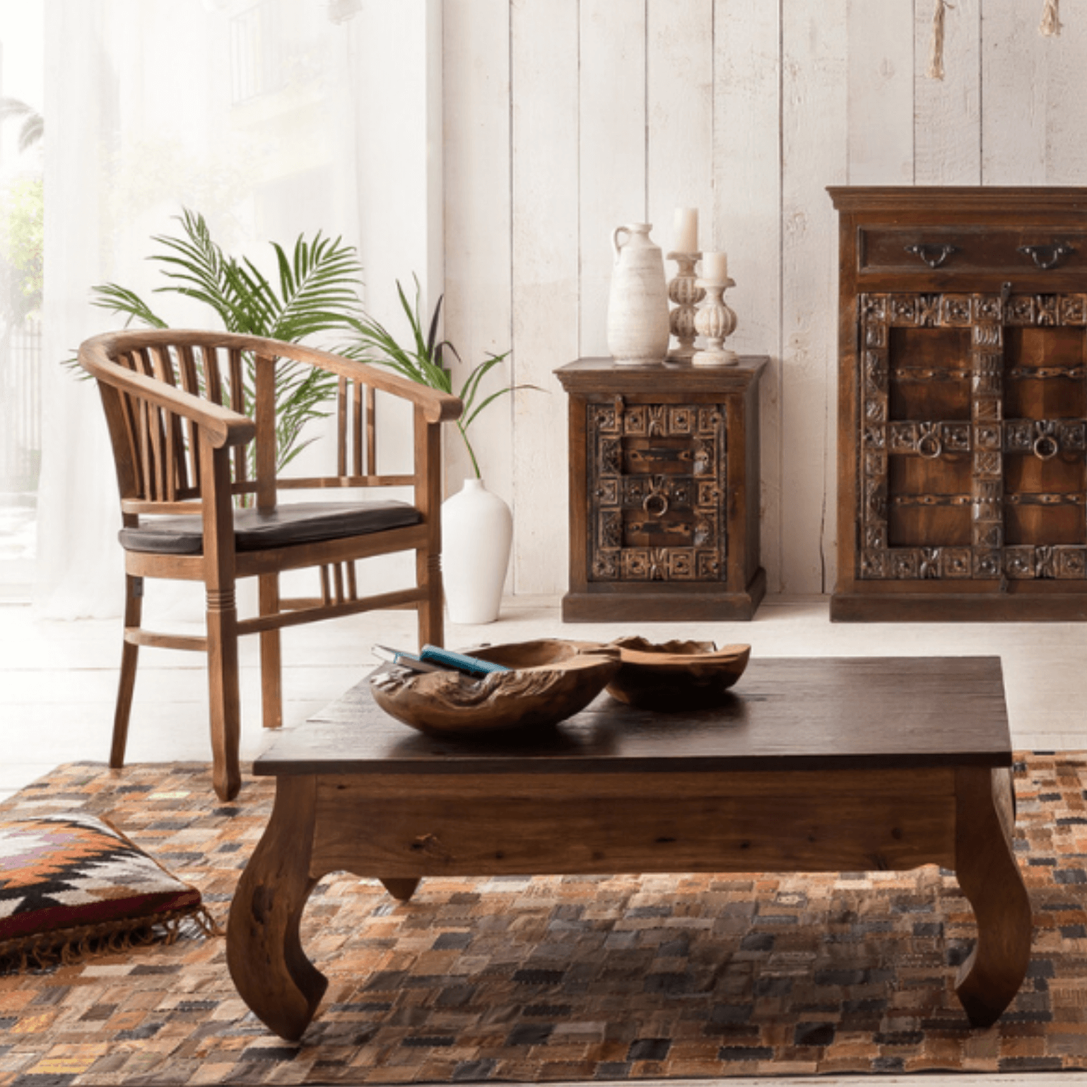 "Découvre le style d'habitation colonial : un aménagement élégant, intemporel et exotique. Des bois sombres, des ornements opulents et un soupçon d'aventure pour une ambiance de vie luxueuse". "Découvre le style d'habitation colonial : un aménagement élégant, intemporel et exotique. Des bois sombres, des ornements opulents et un soupçon d'aventure pour une ambiance de vie luxueuse".