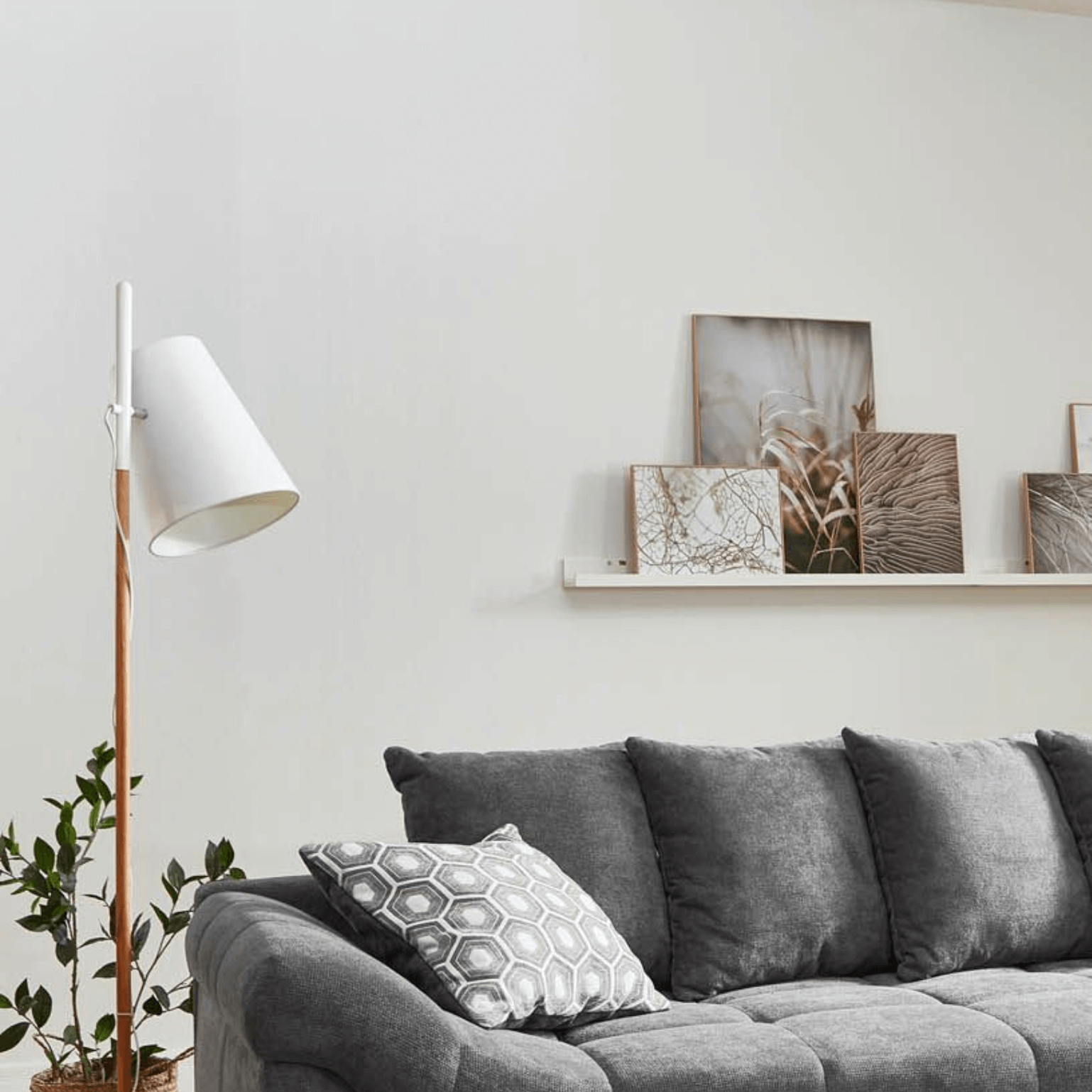 "Lampe sur pied blanche moderne pour ton salon : éclairage élégant de style scandinave. Crée une atmosphère chaleureuse avec ce luminaire stylé et fonctionnel".