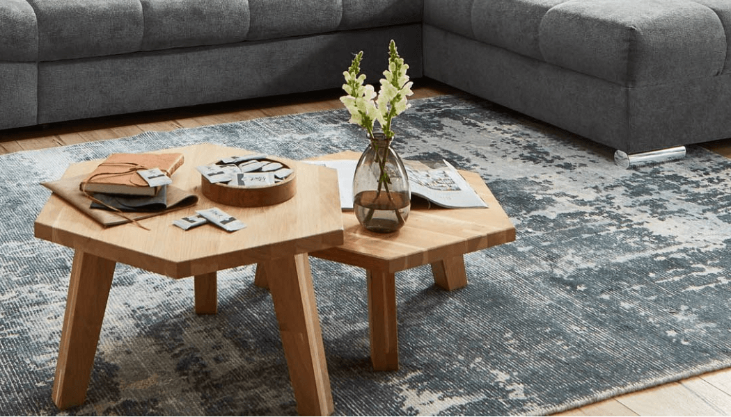 „Unser Holz-Couchtisch: Natürlich, zeitlos und praktisch. Schaffen Sie einen gemütlichen Mittelpunkt in Ihrem Wohnzimmer mit unserem hochwertigen Holztisch.“