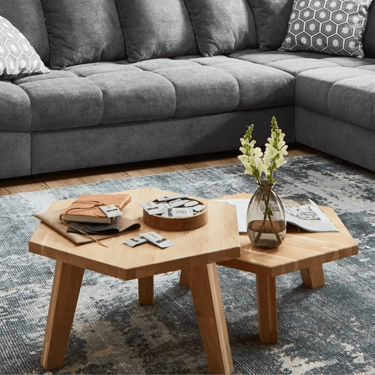 „Unser Holz-Couchtisch: Natürlich, zeitlos und praktisch. Schaffen Sie einen gemütlichen Mittelpunkt in Ihrem Wohnzimmer mit unserem hochwertigen Holztisch.“