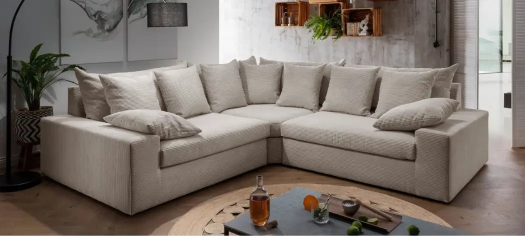 Polsterecke AVELLINO Polsterecke AVELLINO aus beigefarbenem Cordstoff. Inklusive 4 Rückenkissen und 7 Zierkissen. B/H/T ca. 301/80/301 cm