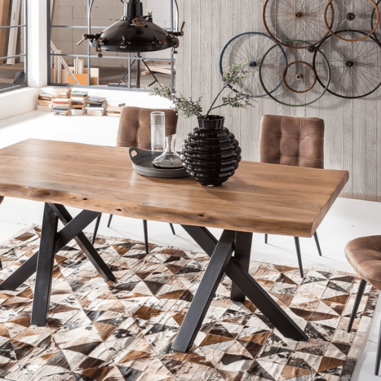 Découvrez le style d'habitat industriel : brut, rustique et moderne. Des murs en briques, des accents métalliques et des lampes industrielles vintage pour un look unique Découvrez le style d'habitat industriel : brut, rustique et moderne. Des murs en briques, des accents métalliques et des lampes industrielles vintage pour un look unique